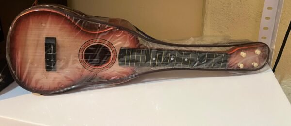 Guitarra de plástico café